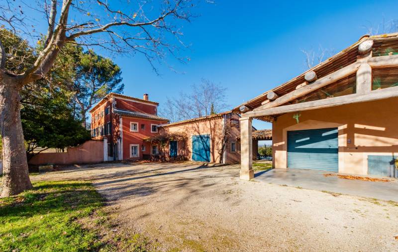 A la vente, maison de maître du XVIIIe siècle à restaurer sur 1,6 ha plein sud à Oppède