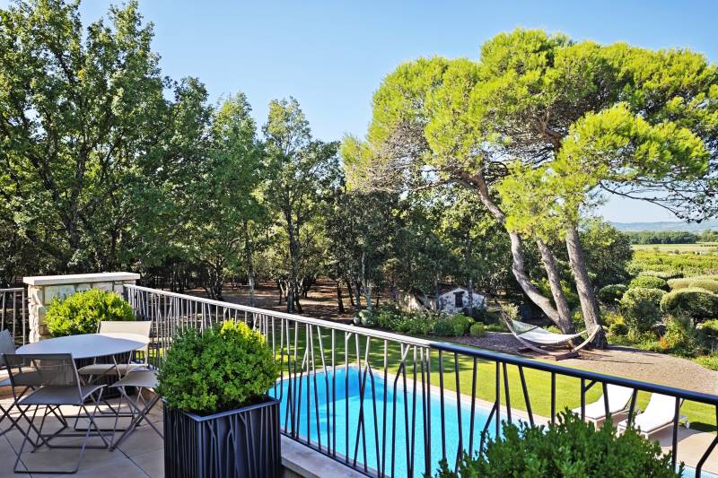 Exclusivité - À Saint Saturnin lès Apt, sur plus de 2.5 ha, superbe maison à la restauration parfaite avec piscine, tennis et vue sur Gordes.
