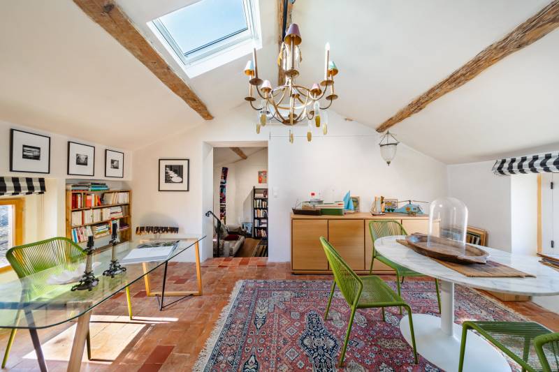 Au cœur de Cabrières-d’Avignon, à vendre, élégante maison de maître rénovée d’environ 300 m² avec de beaux volumes et des matériaux anciens préservés.