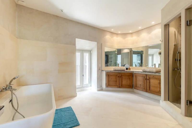 Au pied de Gordes, Mas rénové de 350 m² au pied de Gordes, alliant charme provençal et prestations haut de gamme.