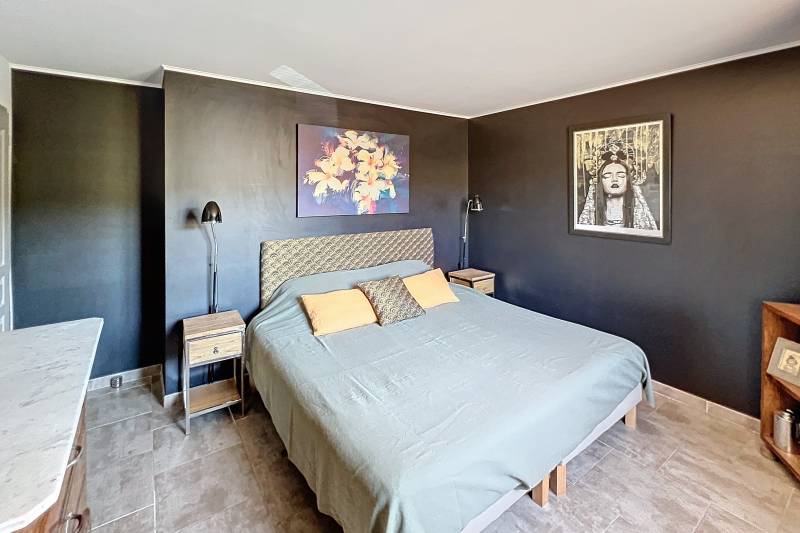 A Cavaillon, quartier St Jacques, à la vente, maison récente avec gîte indépendant dans jardin paysager avec piscine, au calme.