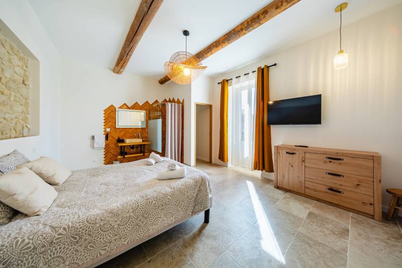 Propriété à fort potentiel au pied du village de Bonnieux sur 20 ha avec vues panoramiques sur les villages perchés.