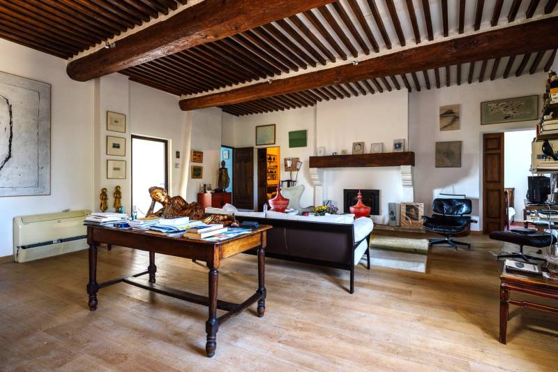 Dans le village de Cabrières-d'Avignon, maison de maître historique en pierre de taille avec piscine et jardin près du château.