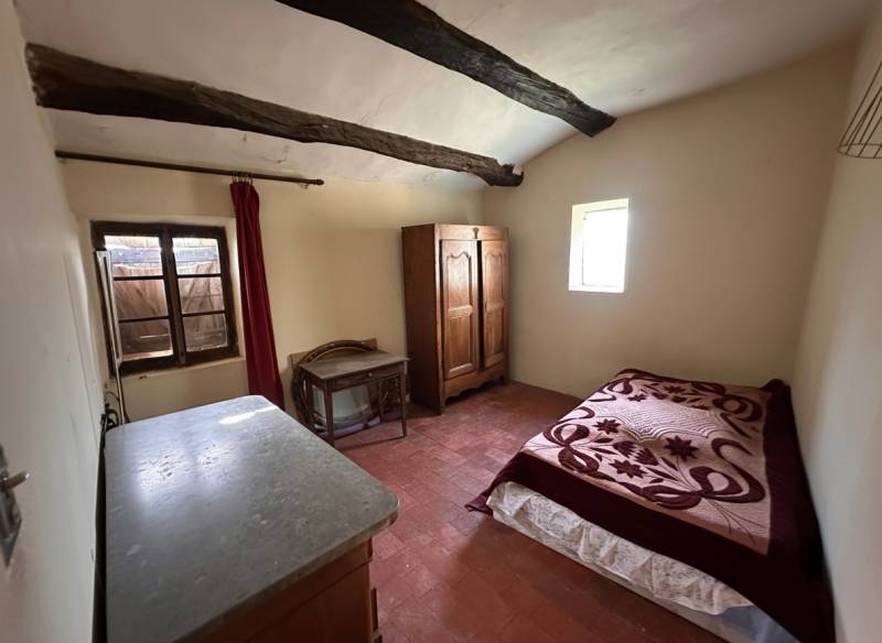 À quelques minutes des villages emblématiques du Luberon, dans le village d'Oppède, authentique ferme en U à rénover.