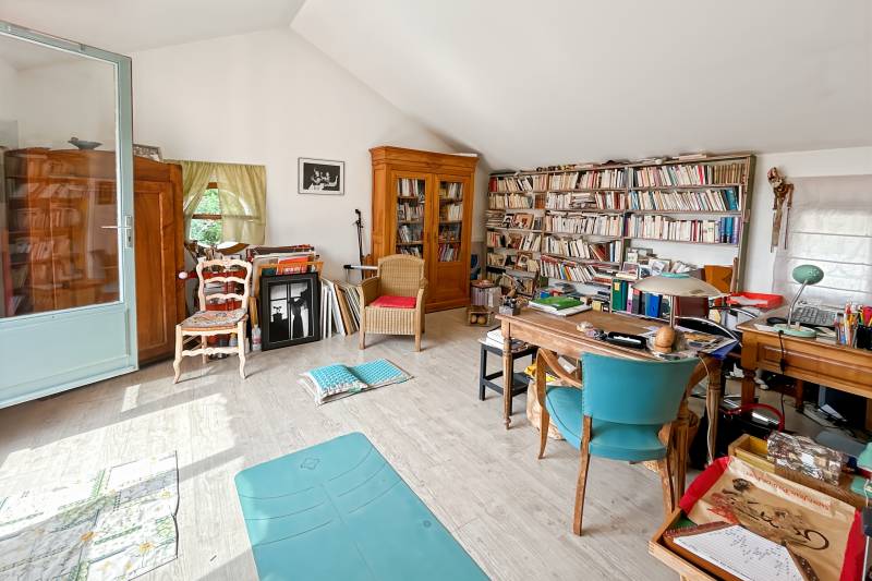 A L’Isle-sur-la-Sorgue, quartier Saint-Antoine, à vendre, maison ancienne rénovée sur 2500 m² avec gîte indépendant, piscine en copropriété et vues dégagées.