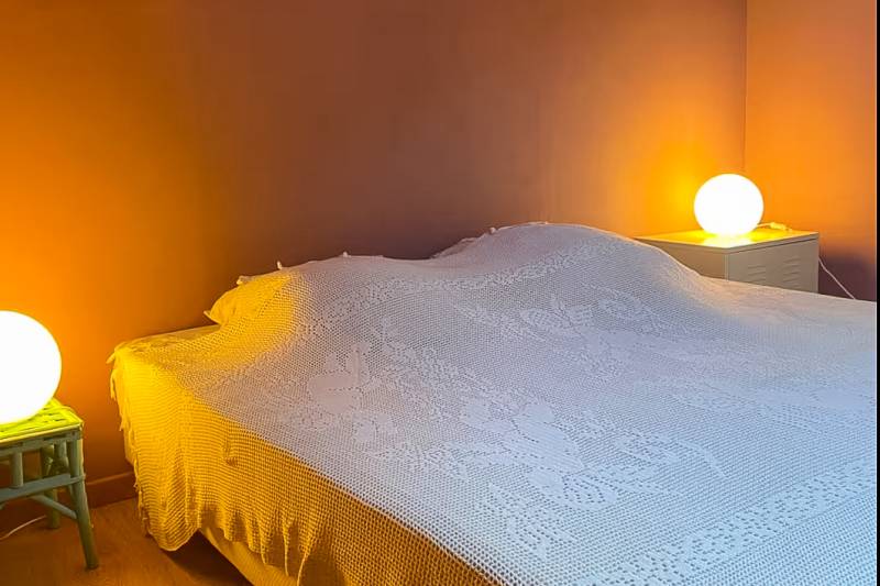 Entre Robion et Cavaillon, mas rénové au calme, comprenant 8 chambres dont une suite de 60 m² et deux gîtes indépendants, avec piscine et pool house.