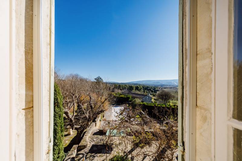 Exceptionnelle propriété avec appartement indépendant, piscine et dépendances sur terrain paysagé de 3500 m² avec vues dégagées.