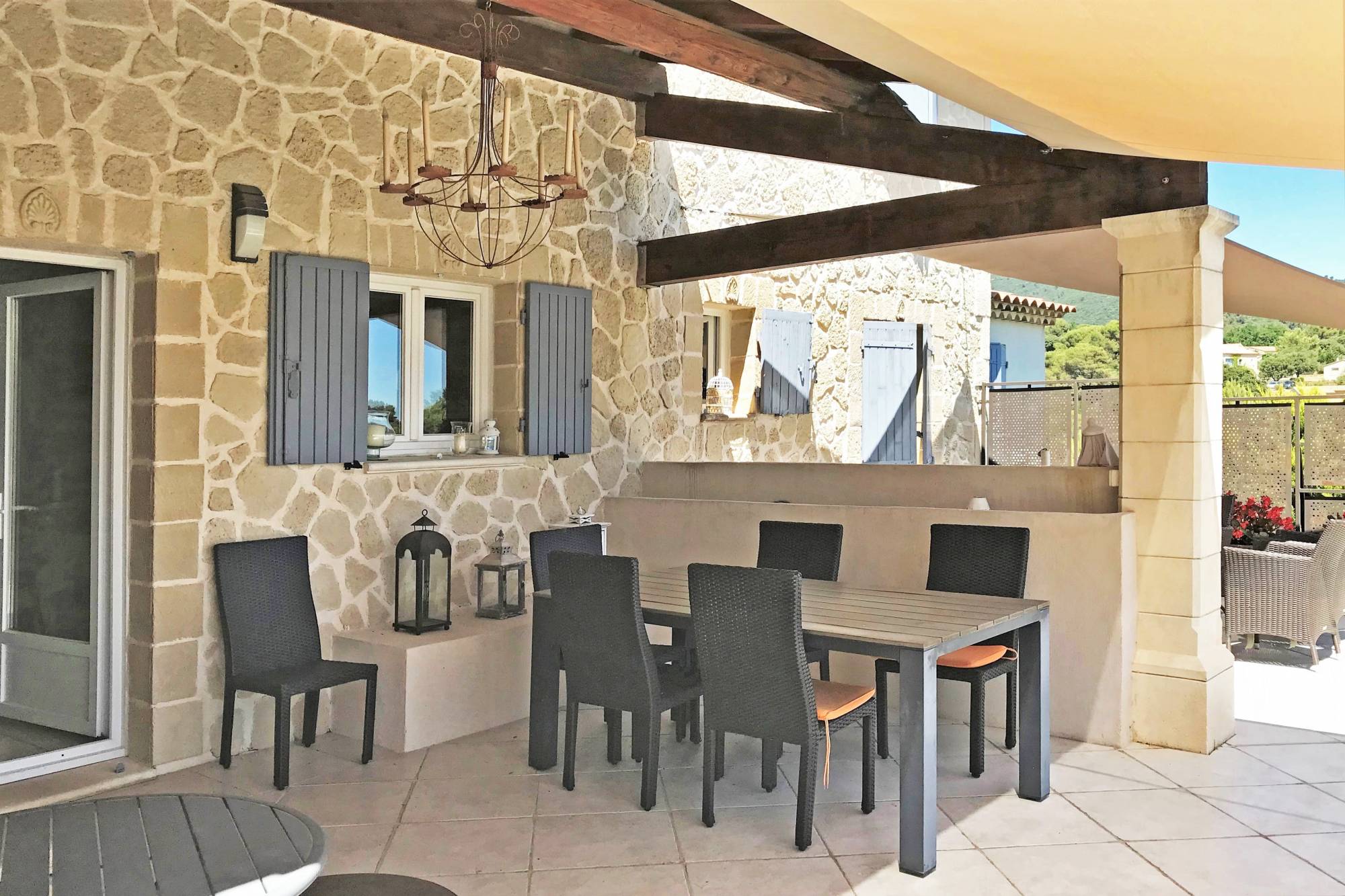 Maison avec vue et piscine en position dominante   
