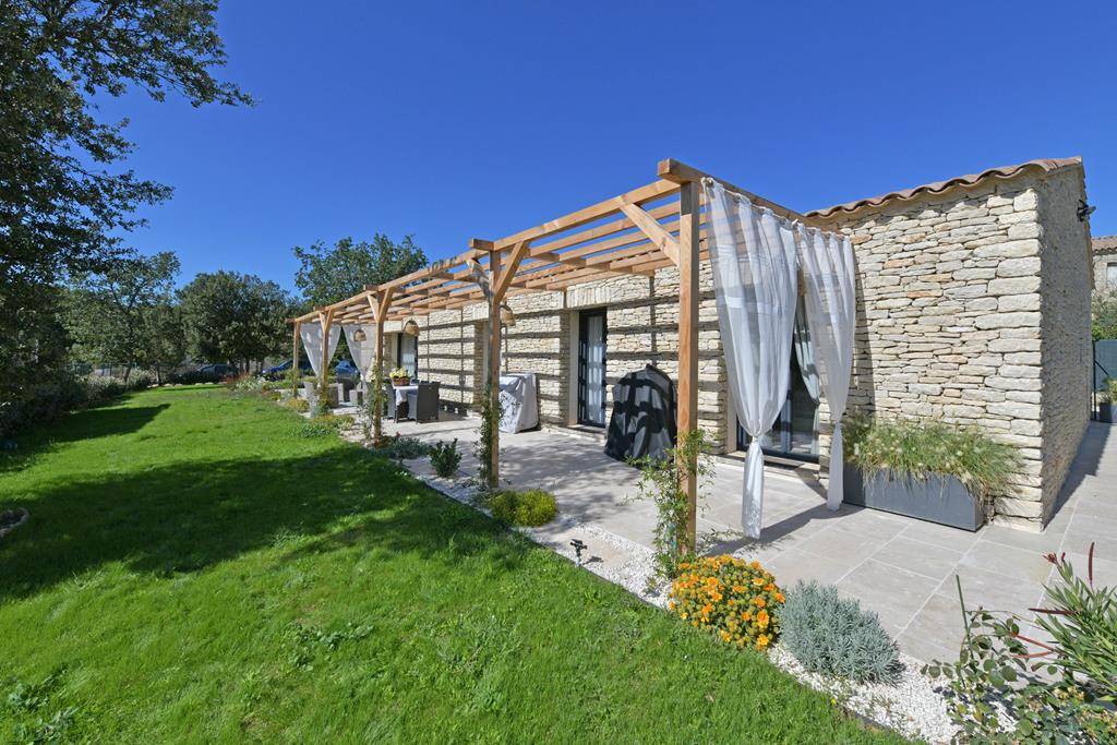 Gordes : Maison récente à deux pas du centre du village   