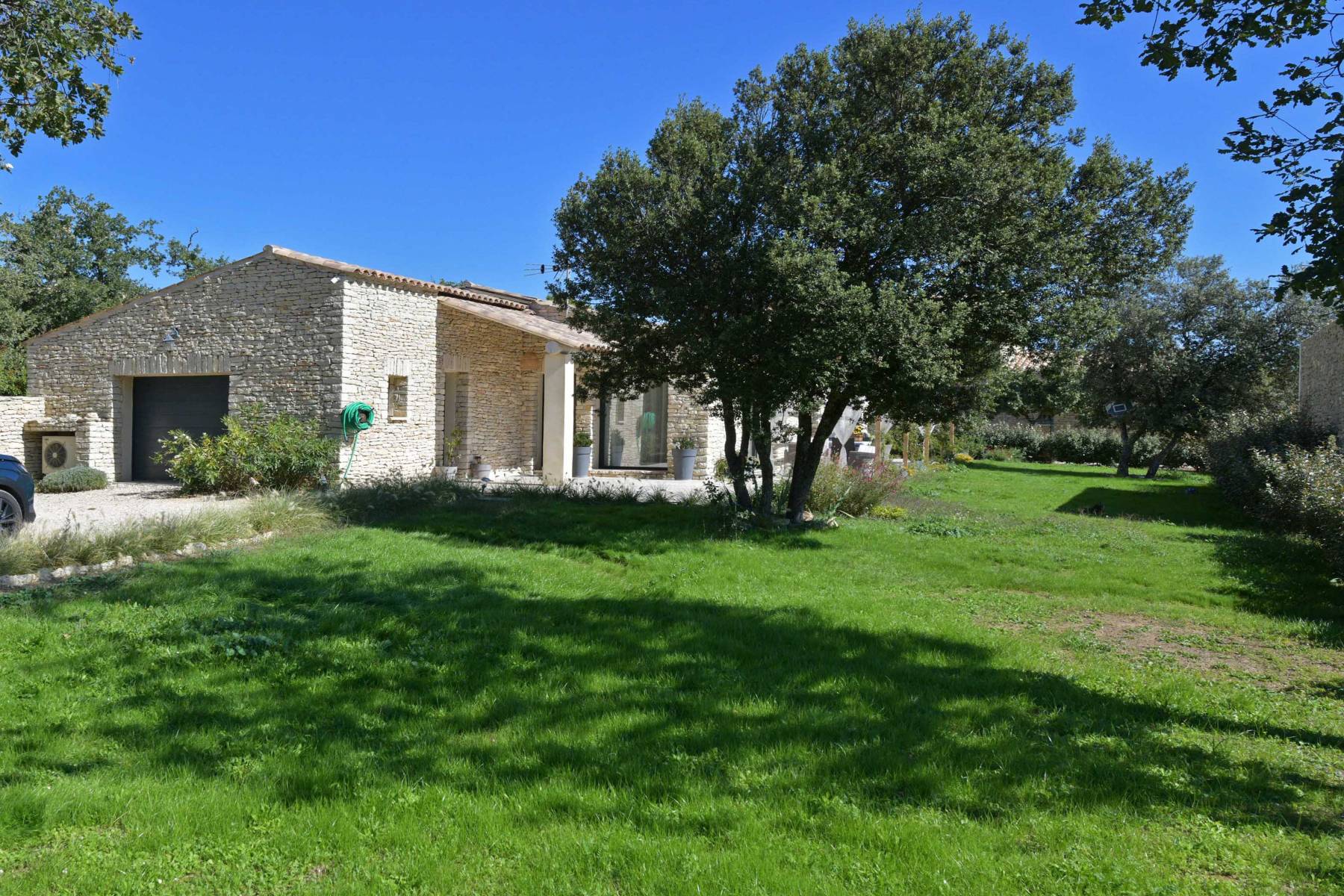 Gordes : Maison récente à deux pas du centre du village   