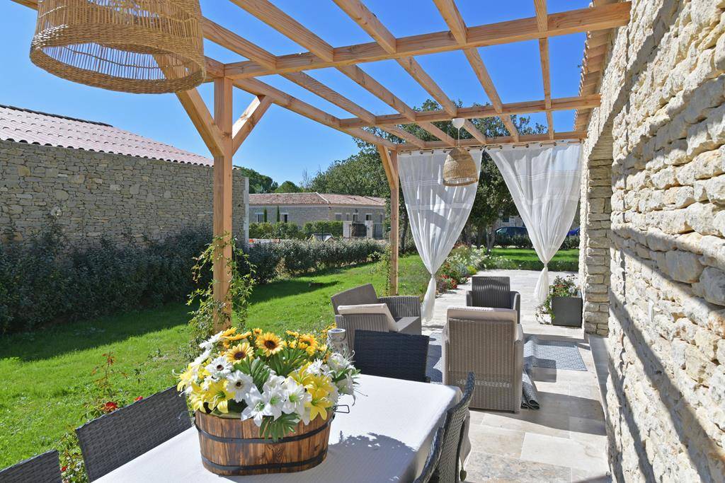 Gordes : Maison récente à deux pas du centre du village   