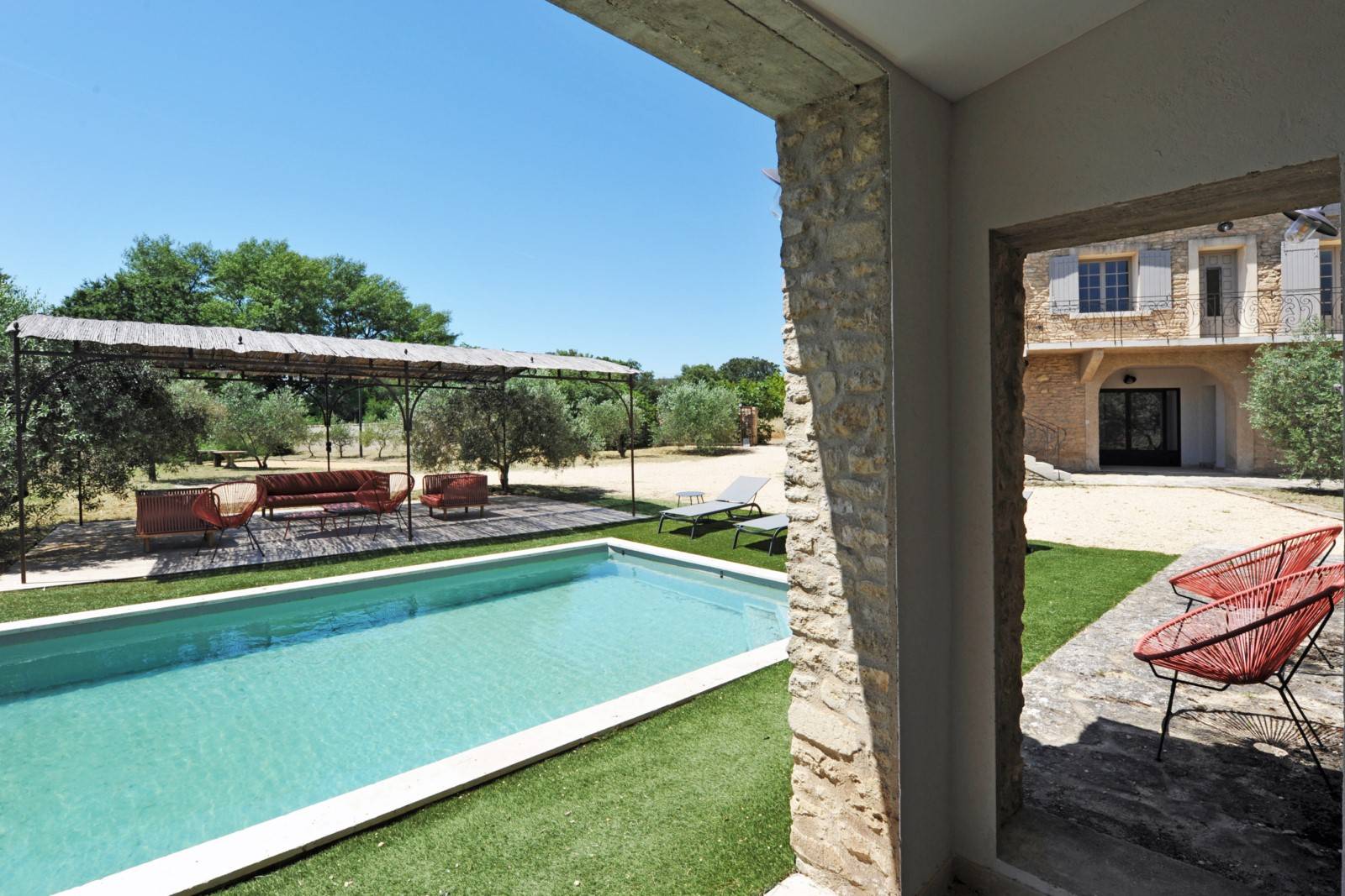 Exclusivité ROSIER, en vente à Gordes, maison rénovée avec piscine et dépendances face au Luberon et ses villages perchés