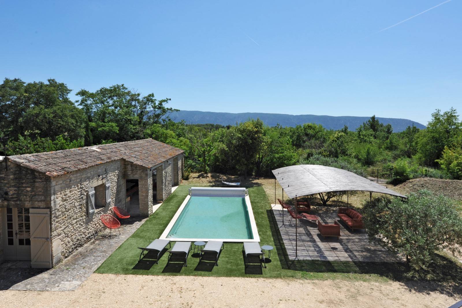 Exclusivité ROSIER, en vente à Gordes, maison rénovée avec piscine et dépendances face au Luberon et ses villages perchés