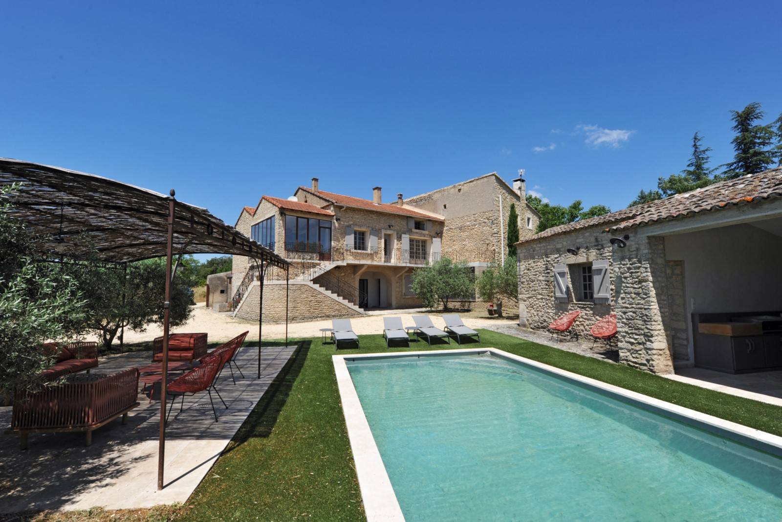 Exclusivité ROSIER, en vente à Gordes, maison rénovée avec piscine et dépendances face au Luberon et ses villages perchés