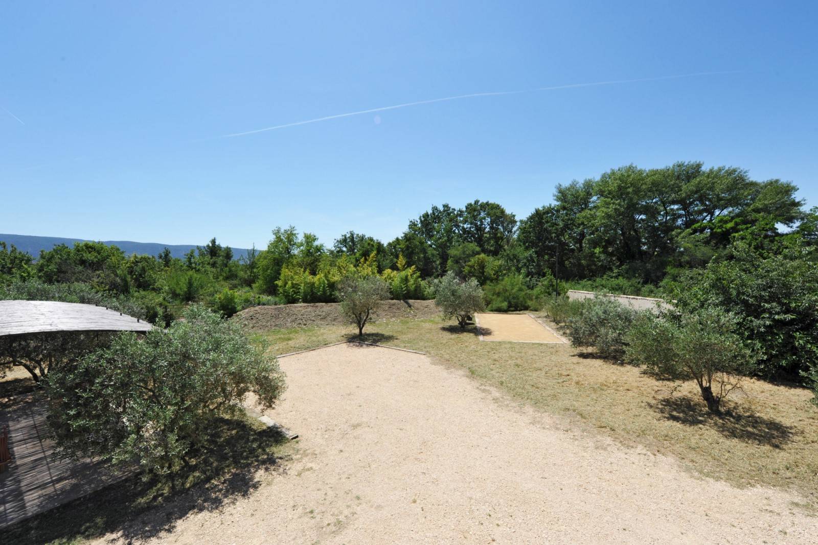 Exclusivité ROSIER, en vente à Gordes, maison rénovée avec piscine et dépendances face au Luberon et ses villages perchés