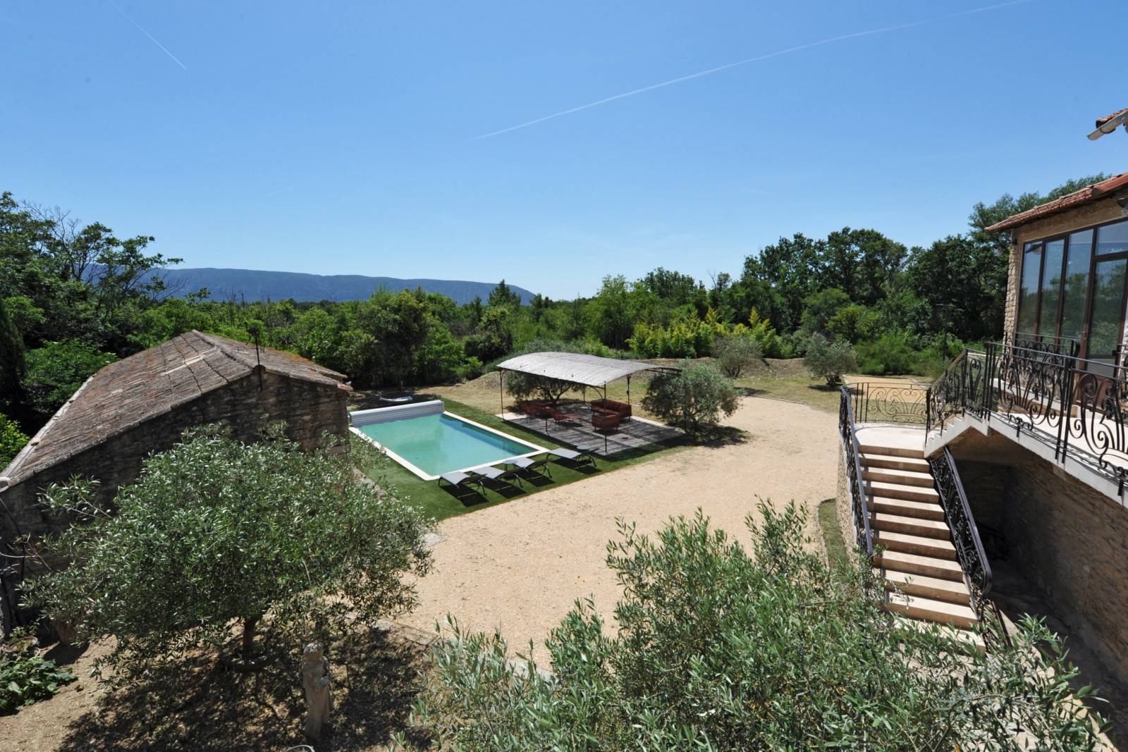 Vue sur le Luberon et ses villages perchés à vendre par ROSIER Immobilier
