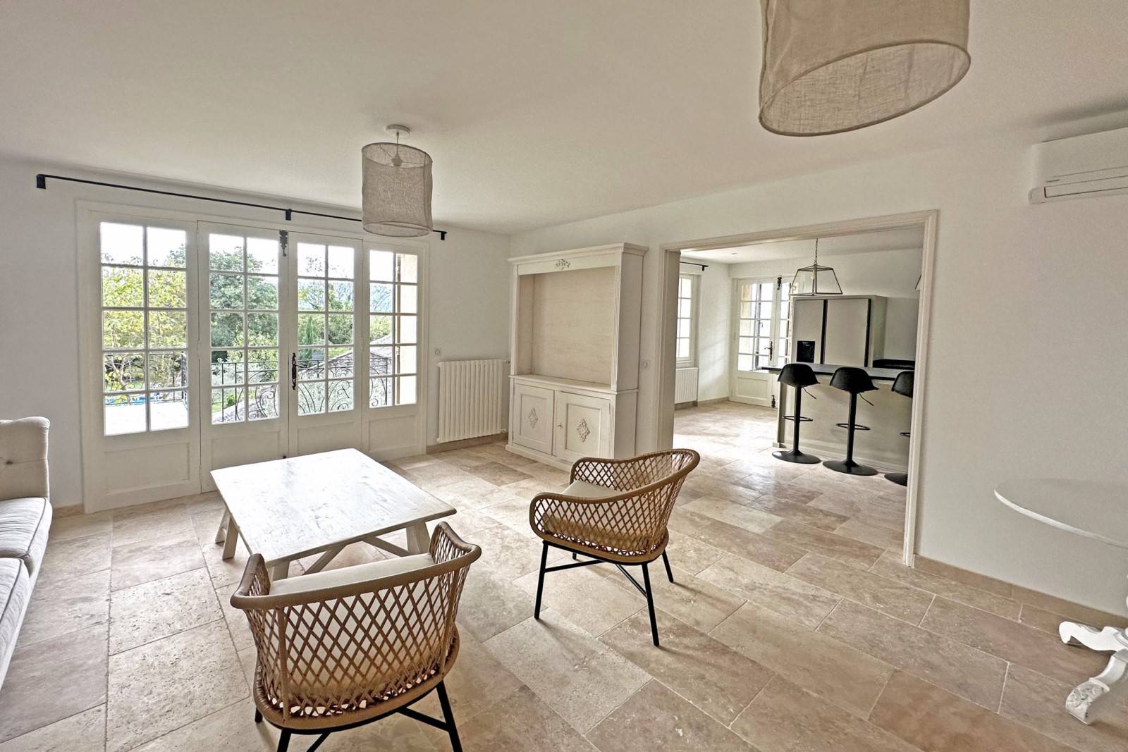 Exclusivité ROSIER, en vente à Gordes, maison rénovée avec piscine et dépendances face au Luberon et ses villages perchés