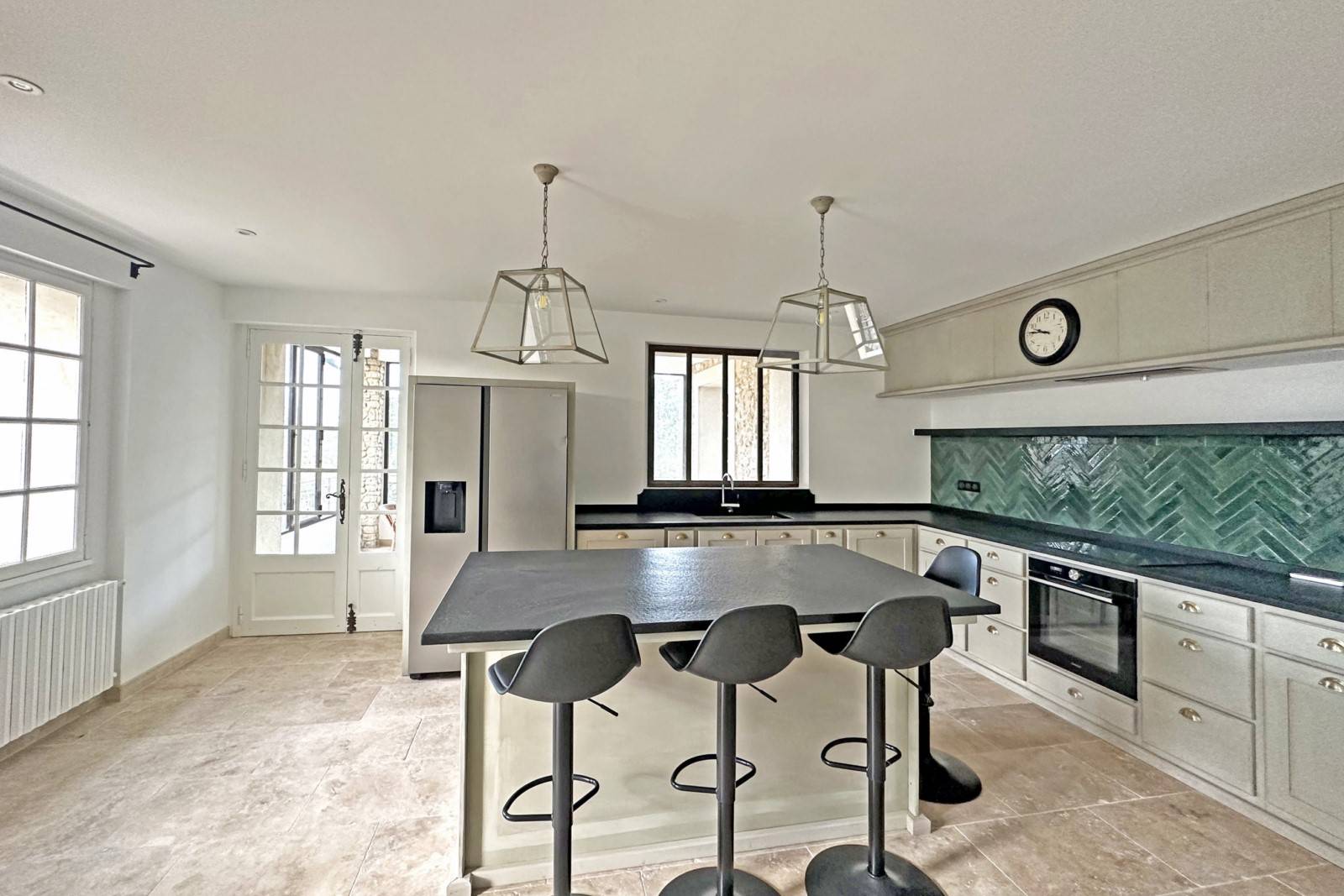 Exclusivité ROSIER, en vente à Gordes, maison rénovée avec piscine et dépendances face au Luberon et ses villages perchés