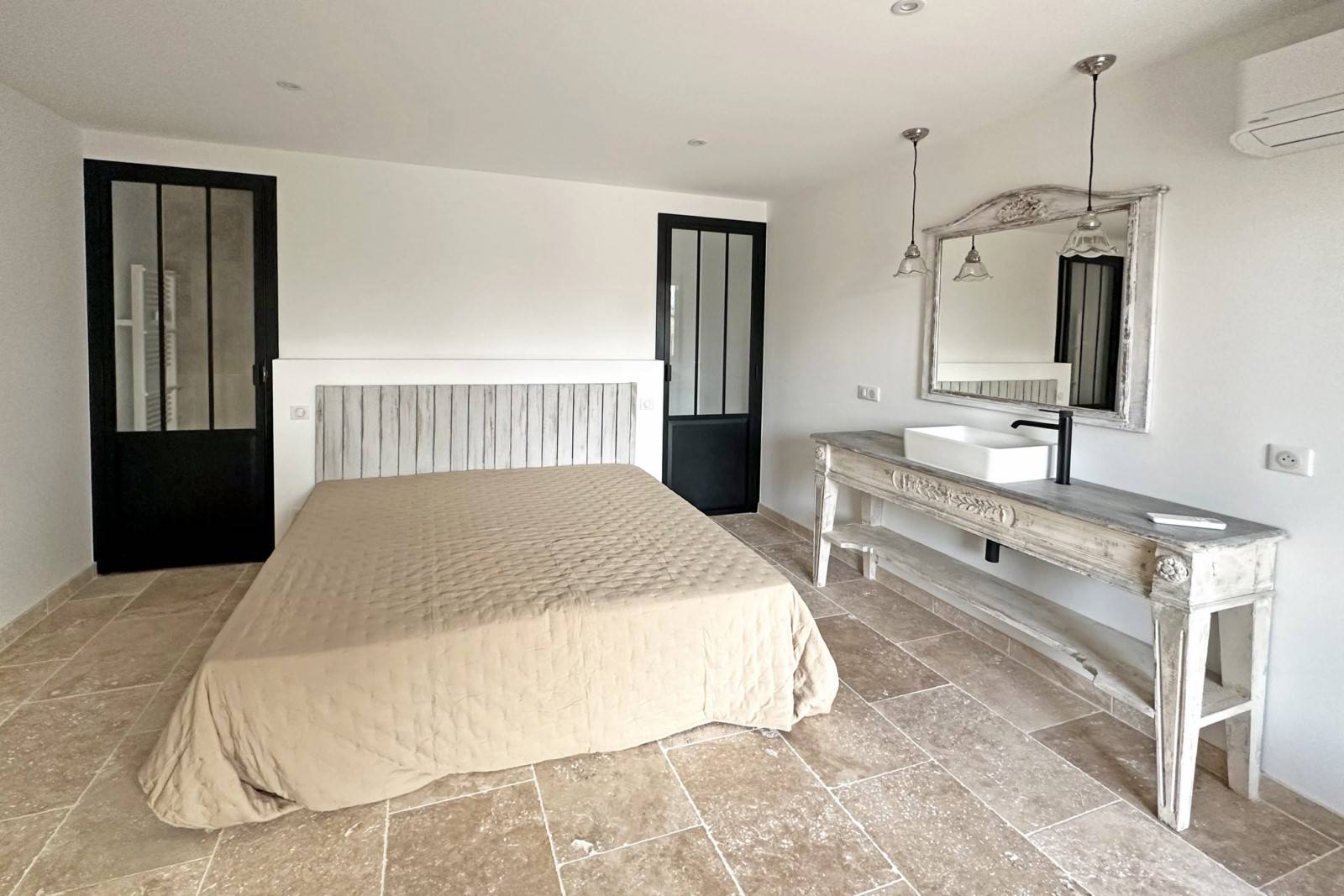Exclusivité ROSIER, en vente à Gordes, maison rénovée avec piscine et dépendances face au Luberon et ses villages perchés