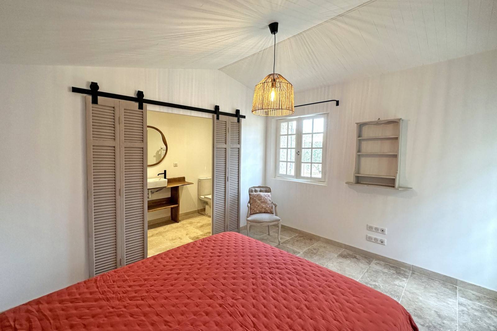 Exclusivité ROSIER, en vente à Gordes, maison rénovée avec piscine et dépendances face au Luberon et ses villages perchés
