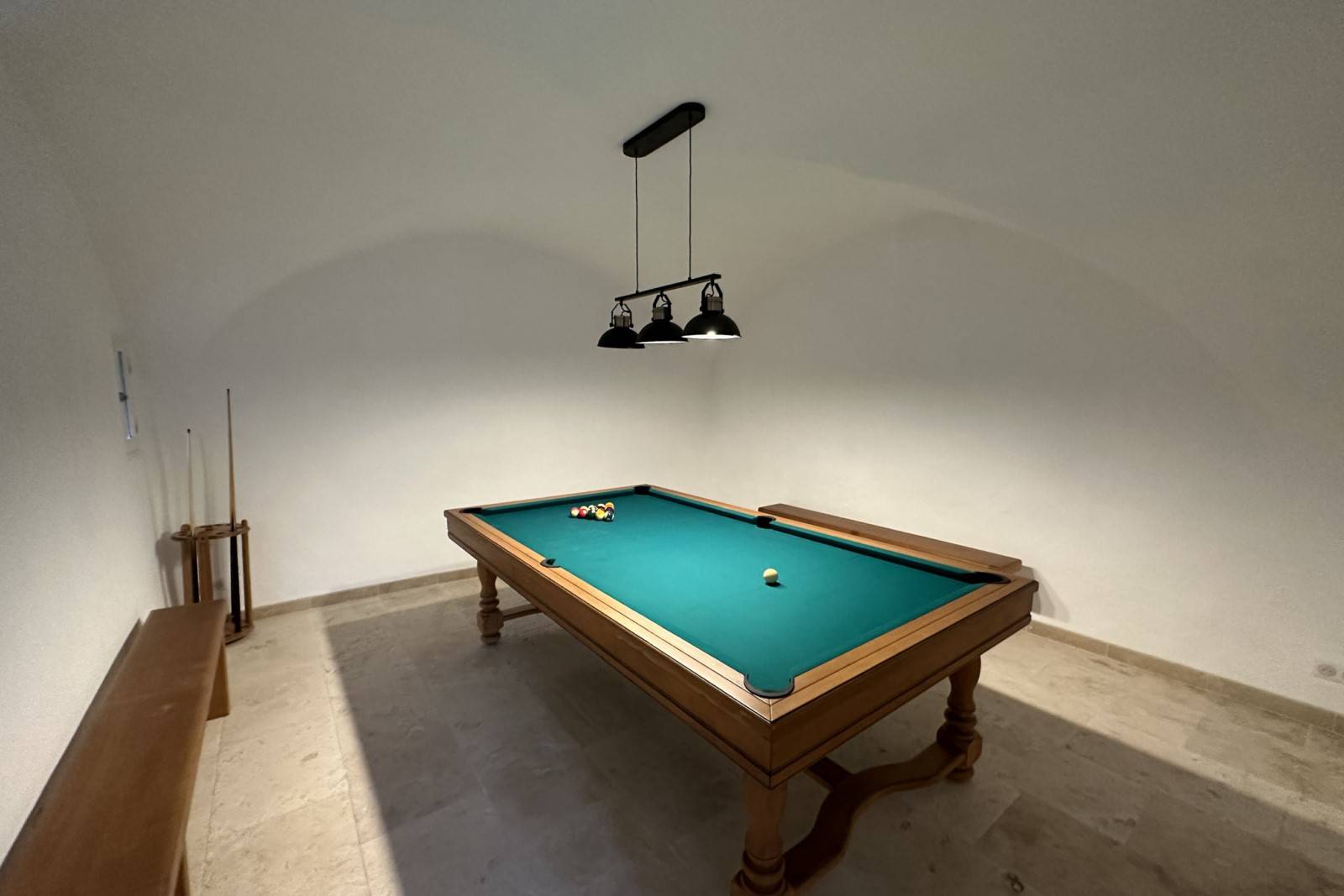 Exclusivité ROSIER, en vente à Gordes, maison rénovée avec piscine et dépendances face au Luberon et ses villages perchés