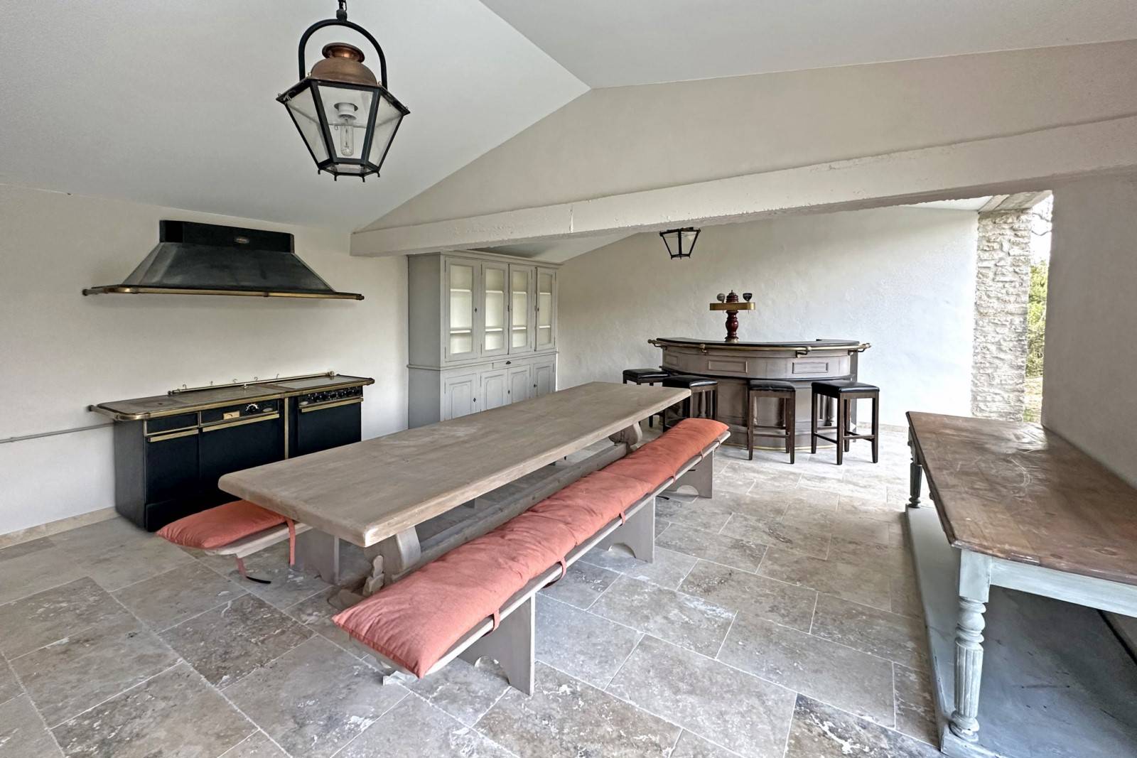 Exclusivité ROSIER, en vente à Gordes, maison rénovée avec piscine et dépendances face au Luberon et ses villages perchés