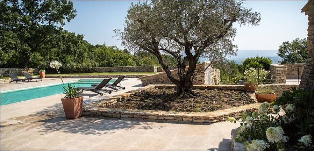 à Gordes, belle propriété de famille avec piscine et terrain de tennis   