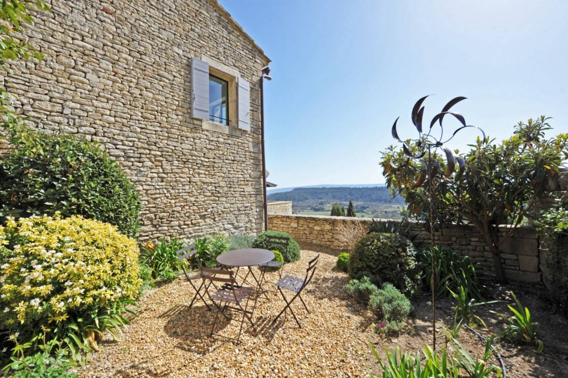Gordes, dans le village et face à la vallée   