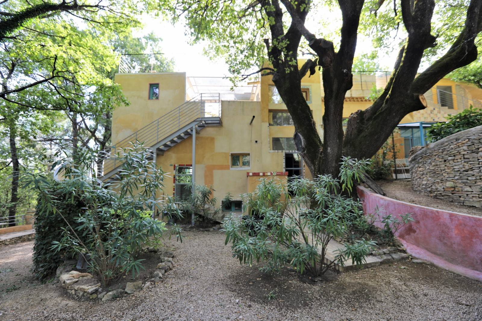 en Luberon, ensemble remarquable d'architecture unique offrant 9 habitations    