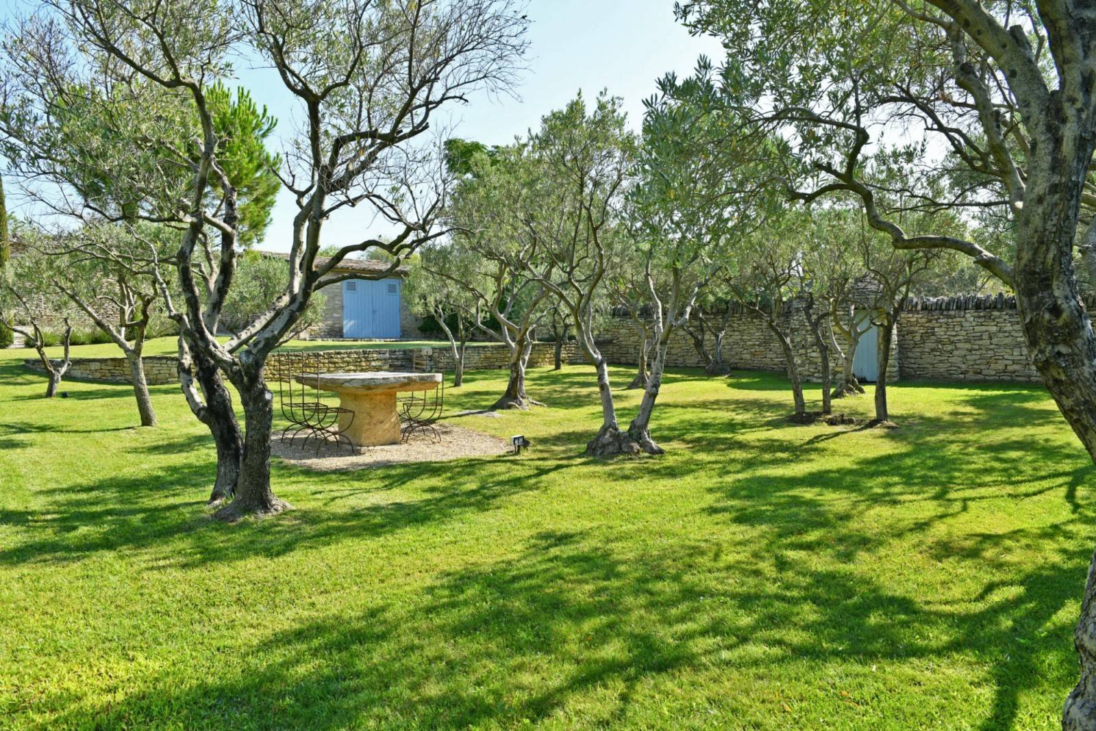 Gordes : Maison en pierres avec piscine en bordure de village   