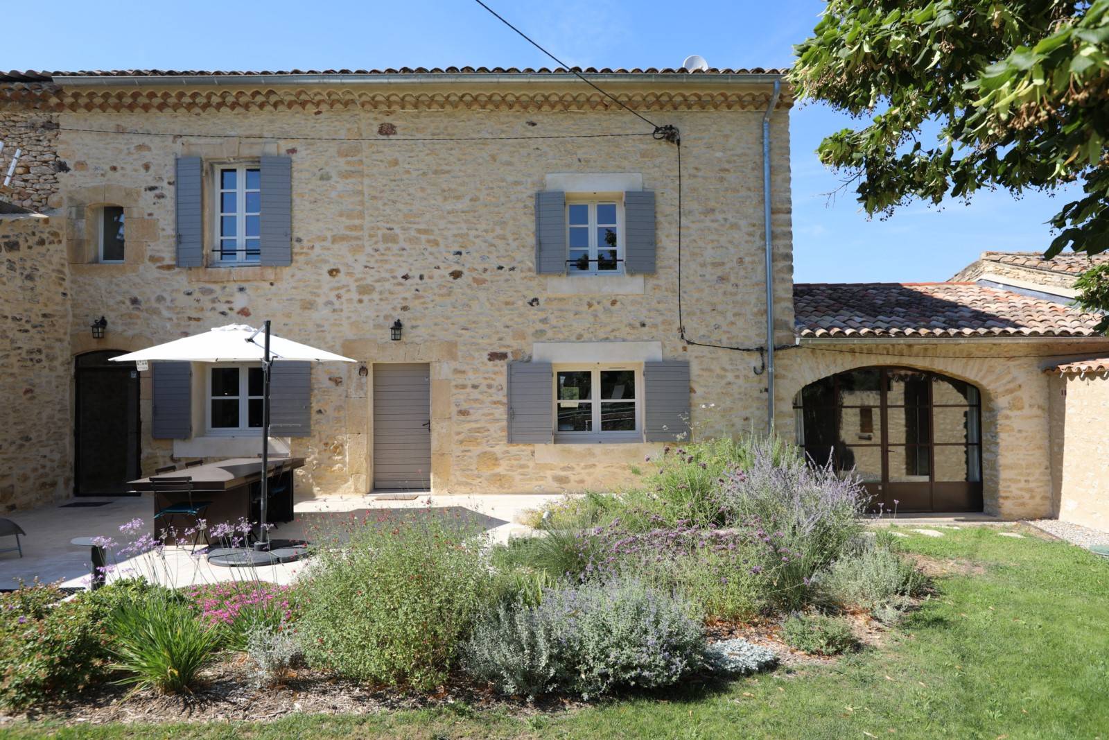 Maison de charme dans un Hameau de Gordes, rénovée avec piscine et vue   