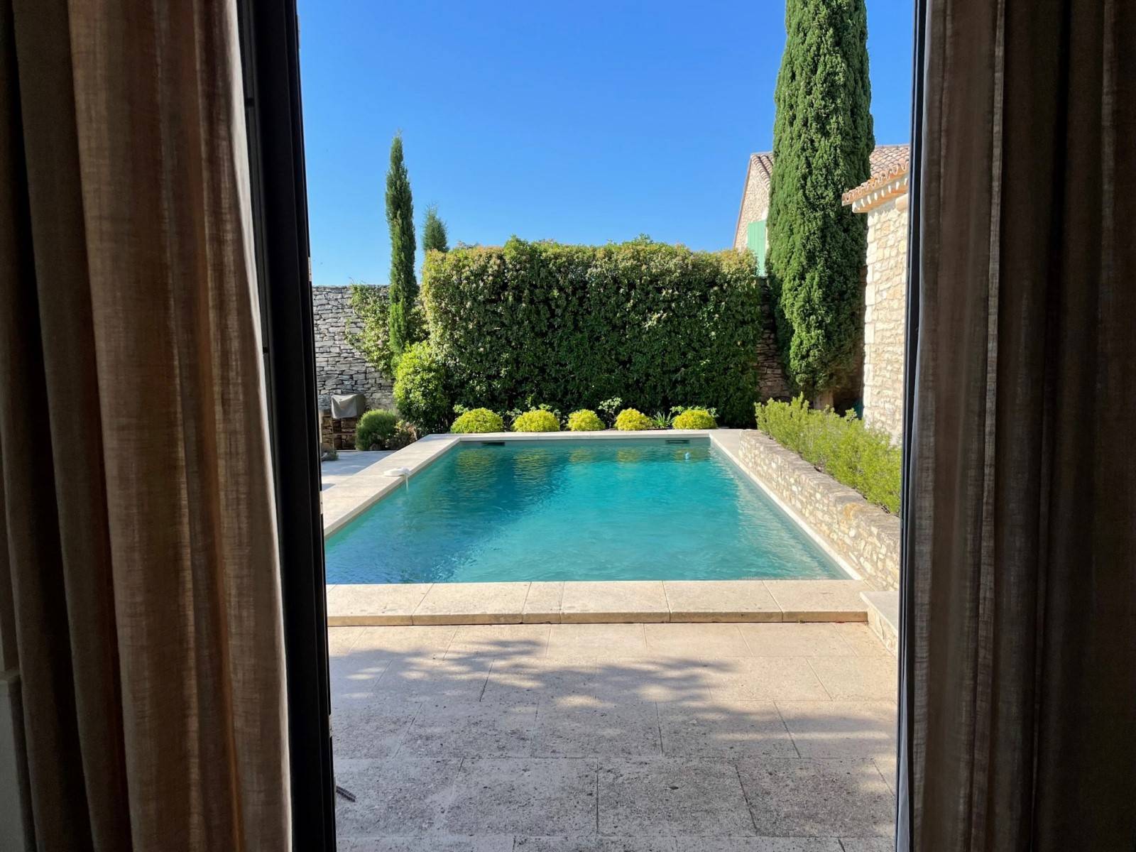 Exclusivité à Gordes, maison de village avec piscine et vue dominante   