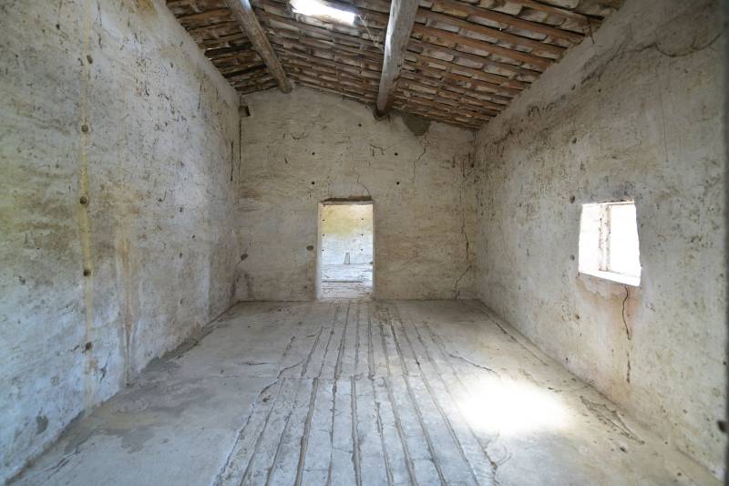 Authentique mas en pierre à rénover, entre Gordes, Cabrières-d’Avignon et Ménerbes, face au Luberon, sur plus de 2,3 ha avec vues exceptionnelles.