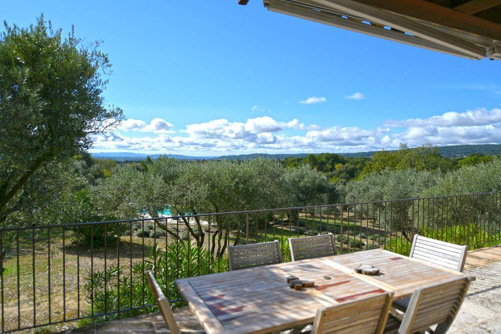 A Gordes, sur les hauteurs, maison en pierres à vendre avec vues sur le Luberon et les Alpilles