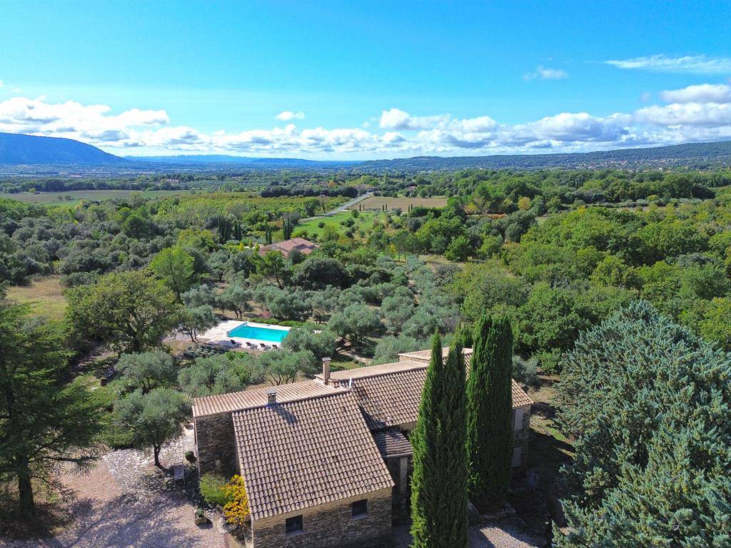 A Gordes, sur les hauteurs, maison en pierres à vendre avec vues sur le Luberon et les Alpilles