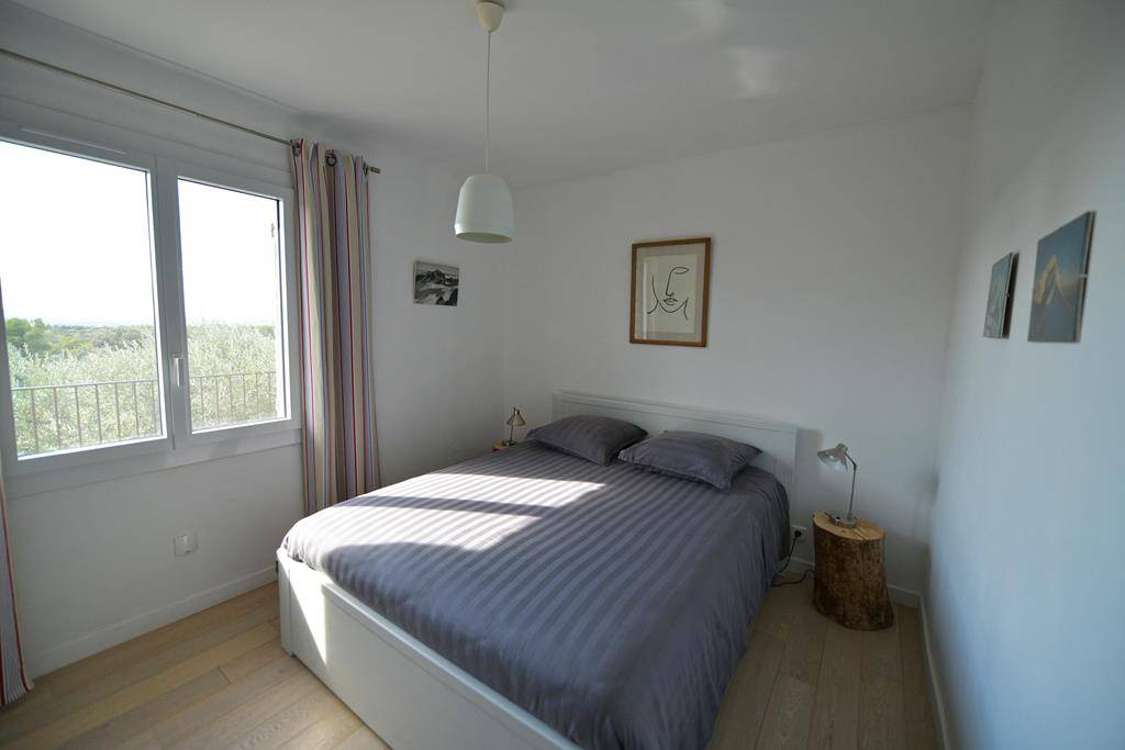 A Gordes, sur les hauteurs, maison en pierres à vendre avec vues sur le Luberon et les Alpilles
