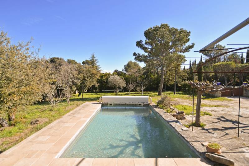 Villa traditionnelle en pierres de plain-pied avec piscine à proximité du centre du village classé de Murs.