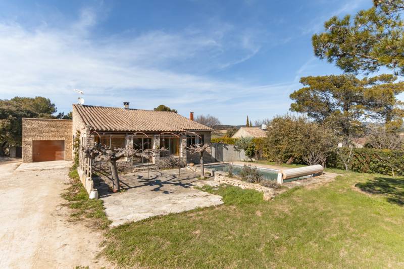 Villa traditionnelle en pierres de plain-pied avec piscine à proximité du centre du village classé de Murs.