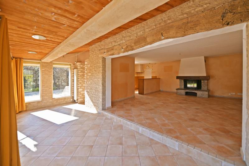 Villa traditionnelle en pierres de plain-pied avec piscine à proximité du centre du village classé de Murs.