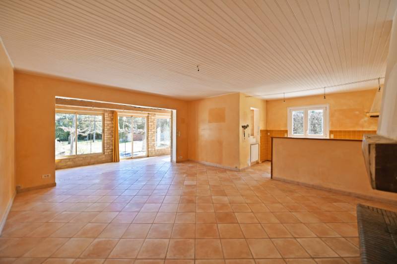 Villa traditionnelle en pierres de plain-pied avec piscine à proximité du centre du village classé de Murs.