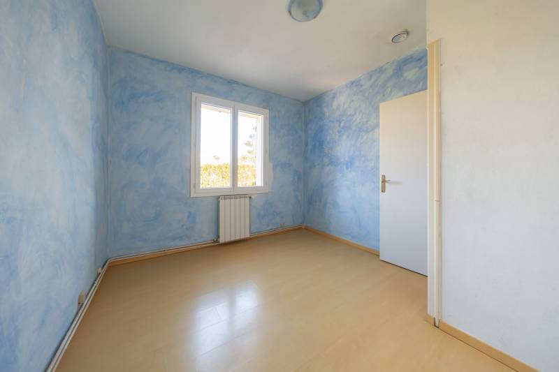 Villa traditionnelle en pierres de plain-pied avec piscine à proximité du centre du village classé de Murs.