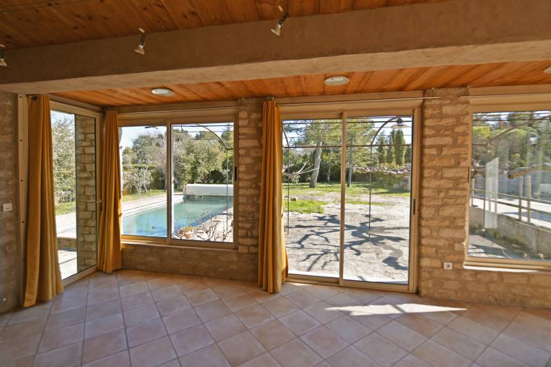 Villa traditionnelle en pierres de plain-pied avec piscine à proximité du centre du village classé de Murs.