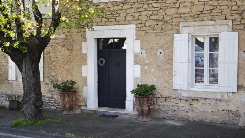 Goult, maison de village parfaitement restaurée avec cour.