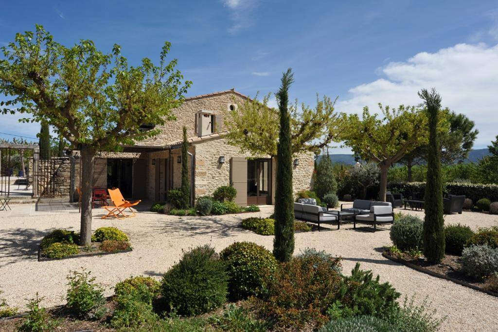 A vendre à Gordes, superbe Mas en pierres, entièrement rénové avec piscine et vues sur le Luberon.