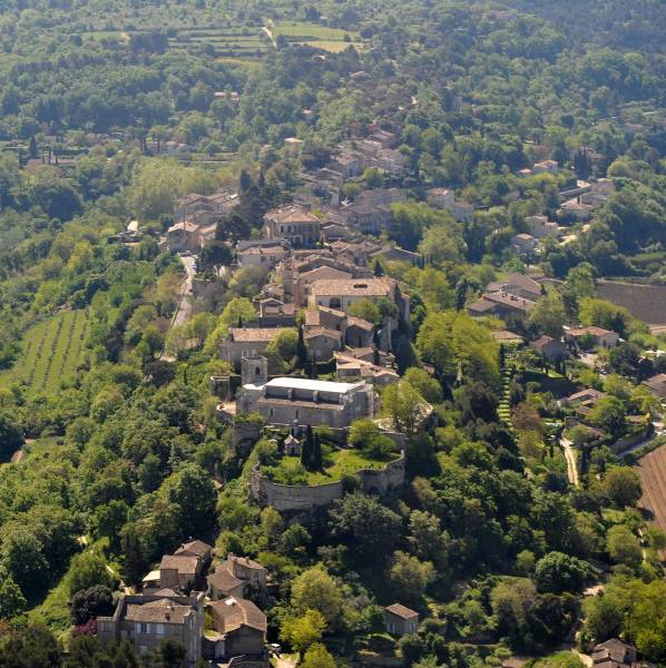 Au cœur de Ménerbes, élégante bâtisse en pierre de taille d’environ 350 m² à rénover