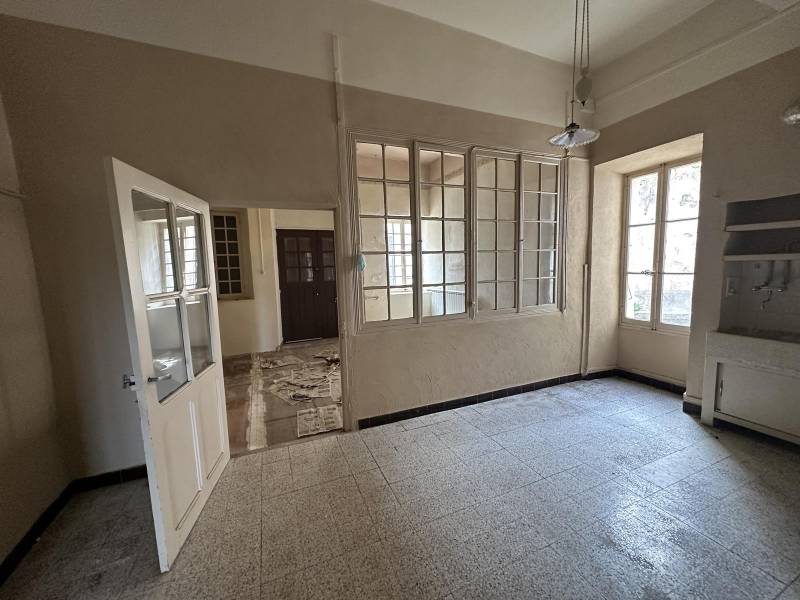 Au cœur du village de Ménerbes, à  vendre maison de maitre à rénover avec jardin face au Mont Ventoux.