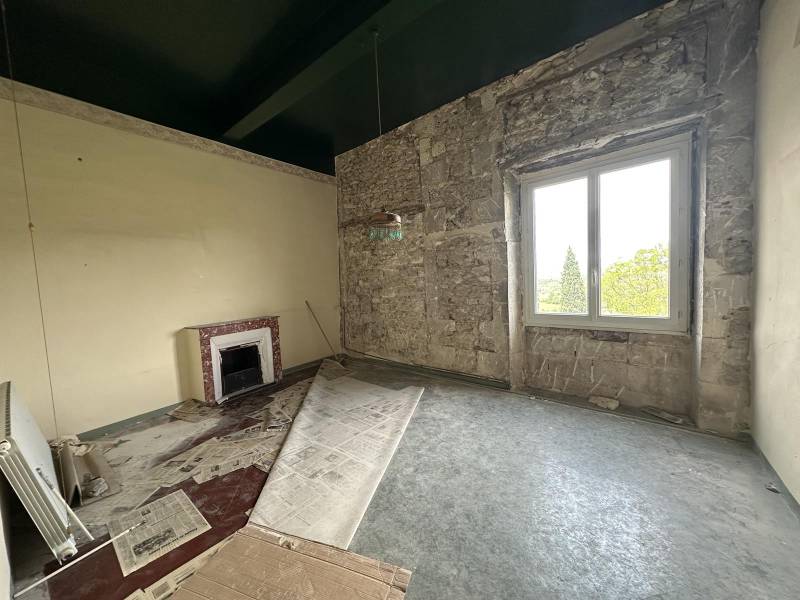 Au cœur du village de Ménerbes, à  vendre maison de maitre à rénover avec jardin face au Mont Ventoux.