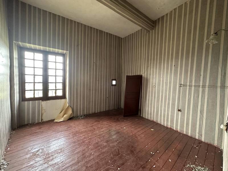 Au cœur du village de Ménerbes, à  vendre maison de maitre à rénover avec jardin face au Mont Ventoux.