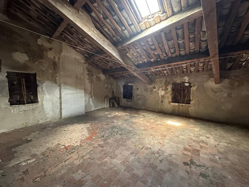 Au cœur du village de Ménerbes, à  vendre maison de maitre à rénover avec jardin face au Mont Ventoux.
