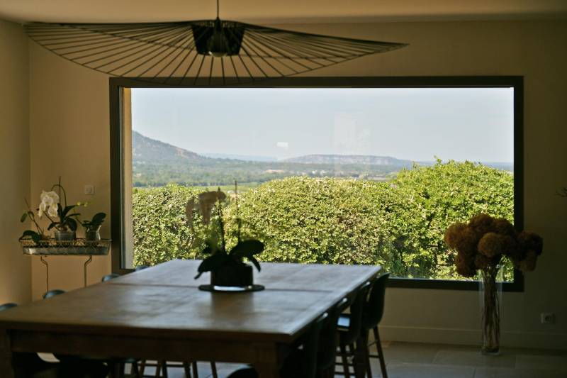 Maison d'architecte avec piscine et vue, dans un coin de garrigue au calme, entre Gordes et Ménerbes.